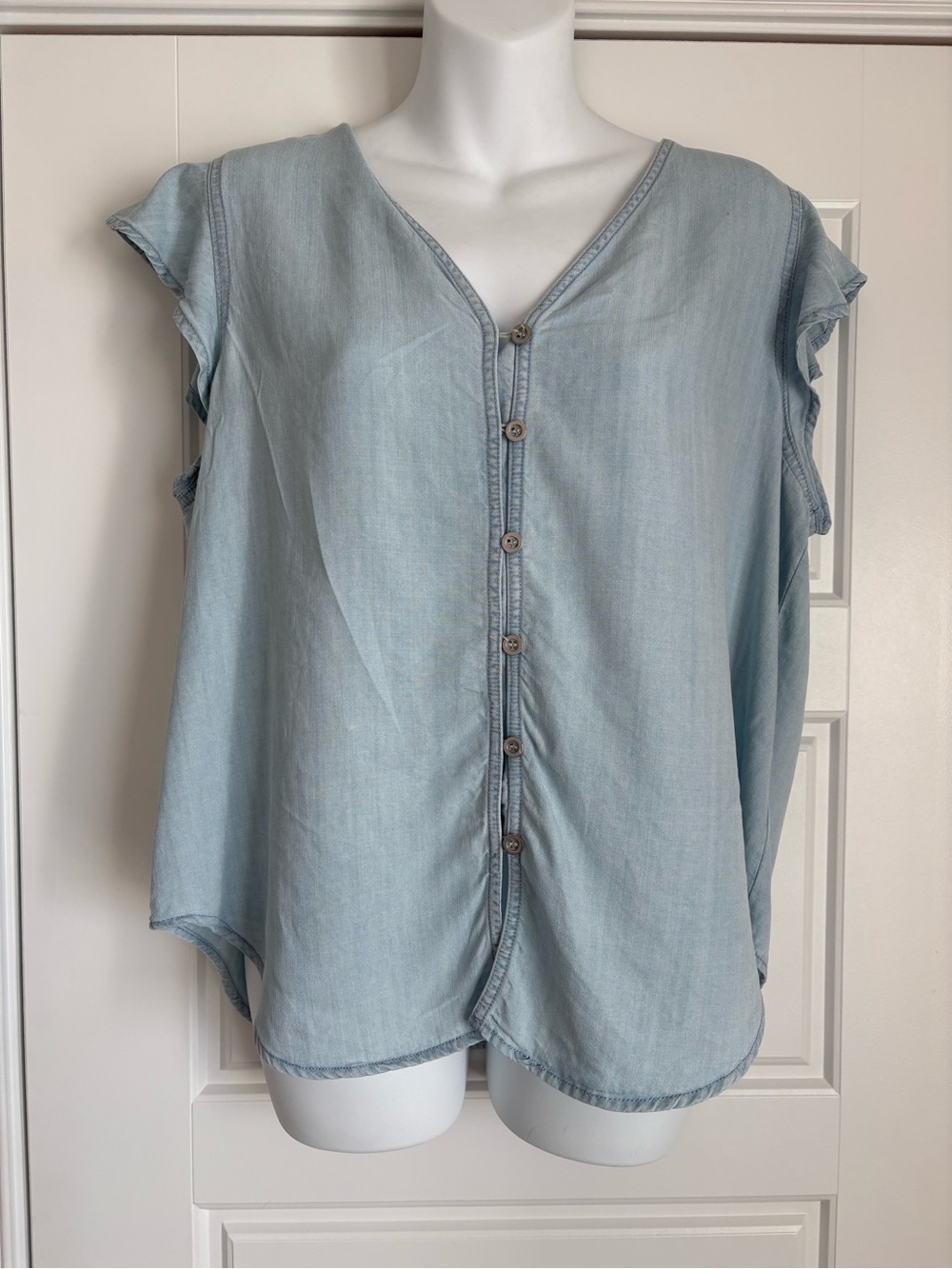 Velvet Heart Light Blue Chambray Button-Front Blouse